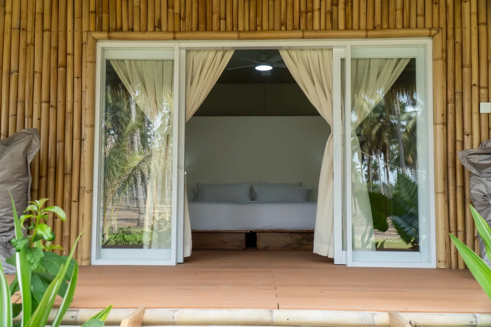 Villa Dua, doors open to the bed and the sea light